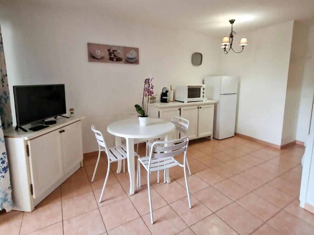 Appartement T2 - Bord De Mer - Piscine Сикс-Фор-ле-Плаж Екстериор снимка